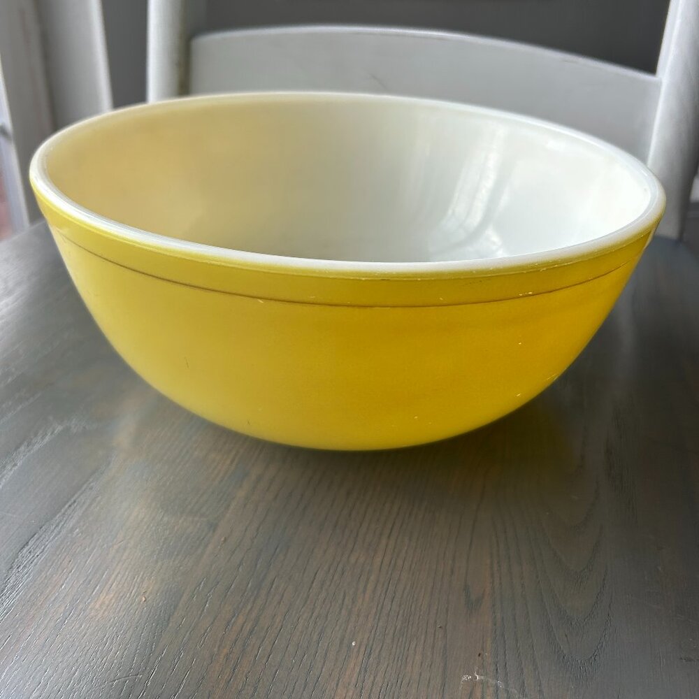 Vintage Pyrex 404 Yellow Primary Color 4 QT Large Mixing Nesting Bowl